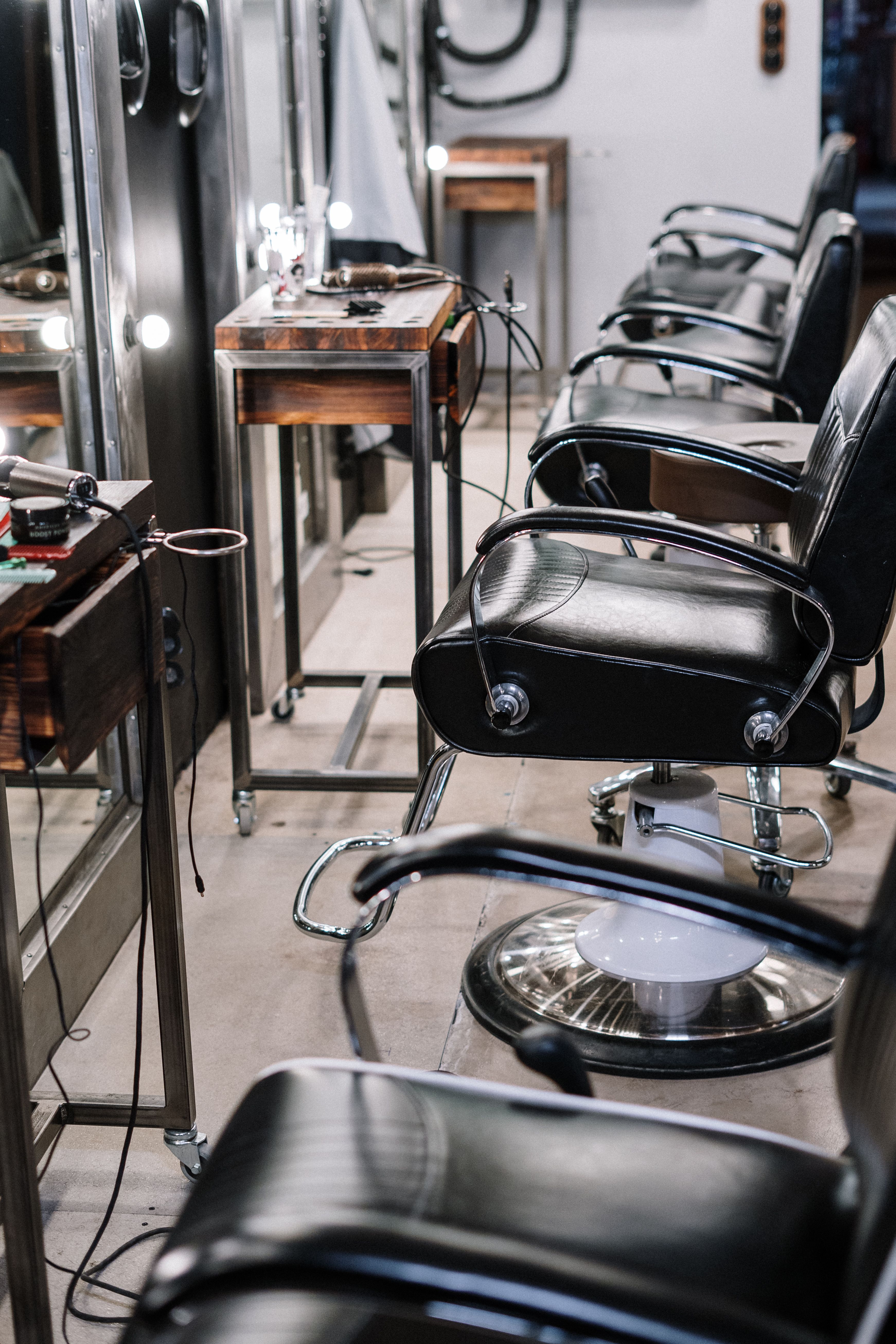Fotoliile și oglinzile dintr-un barbershop